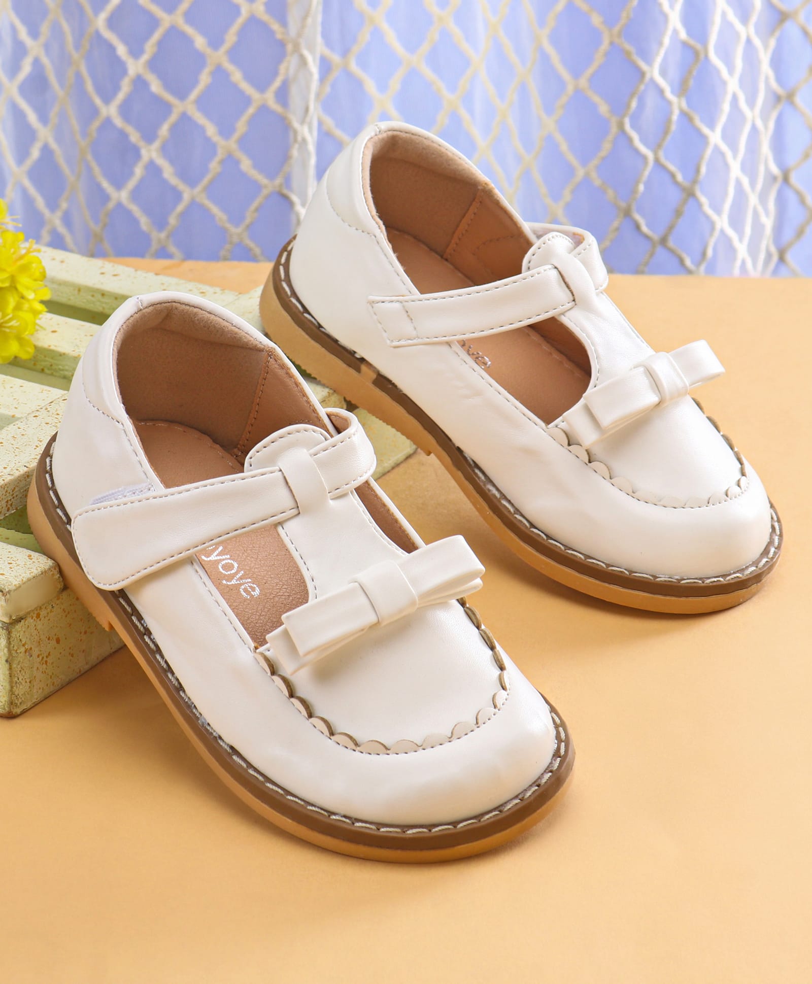 Babyoye Velcro Closure Solid Coloured Casual Shoes With Bow Applique - White-image-18