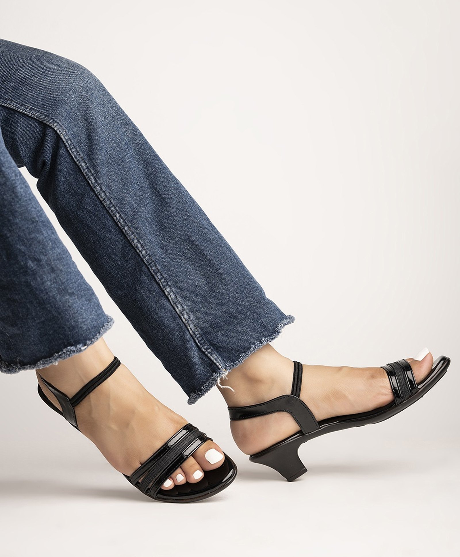 Shoetopia Solid Heel Sandals - Black-picture-20