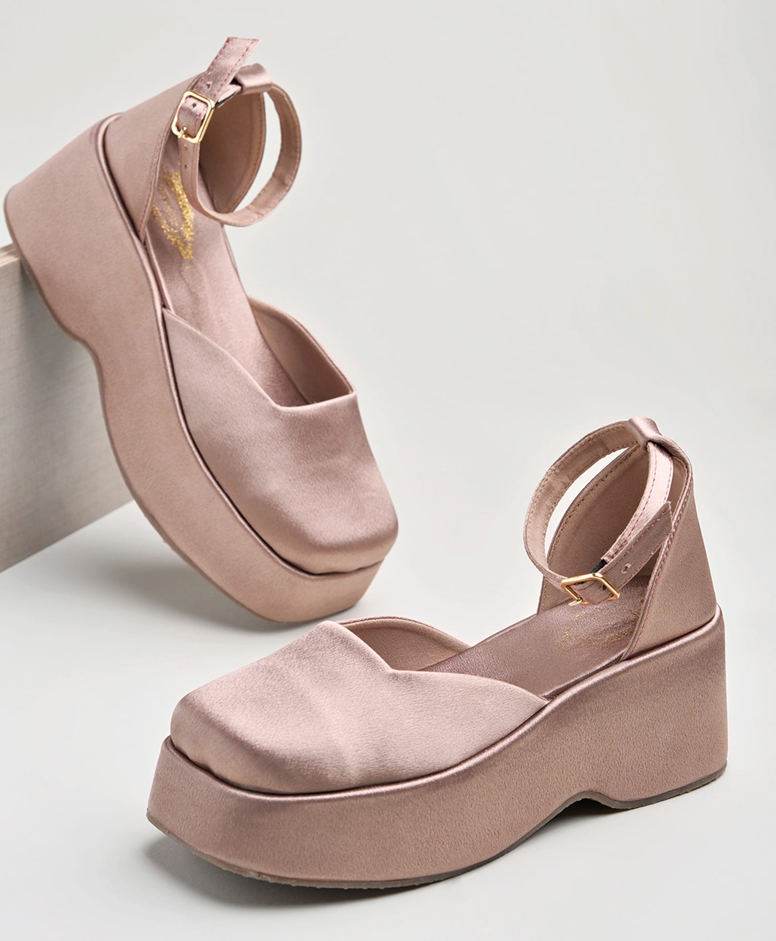 Shoetopia Solid With Buckle Closure Platform Heel Sandals - Peach-picture-18