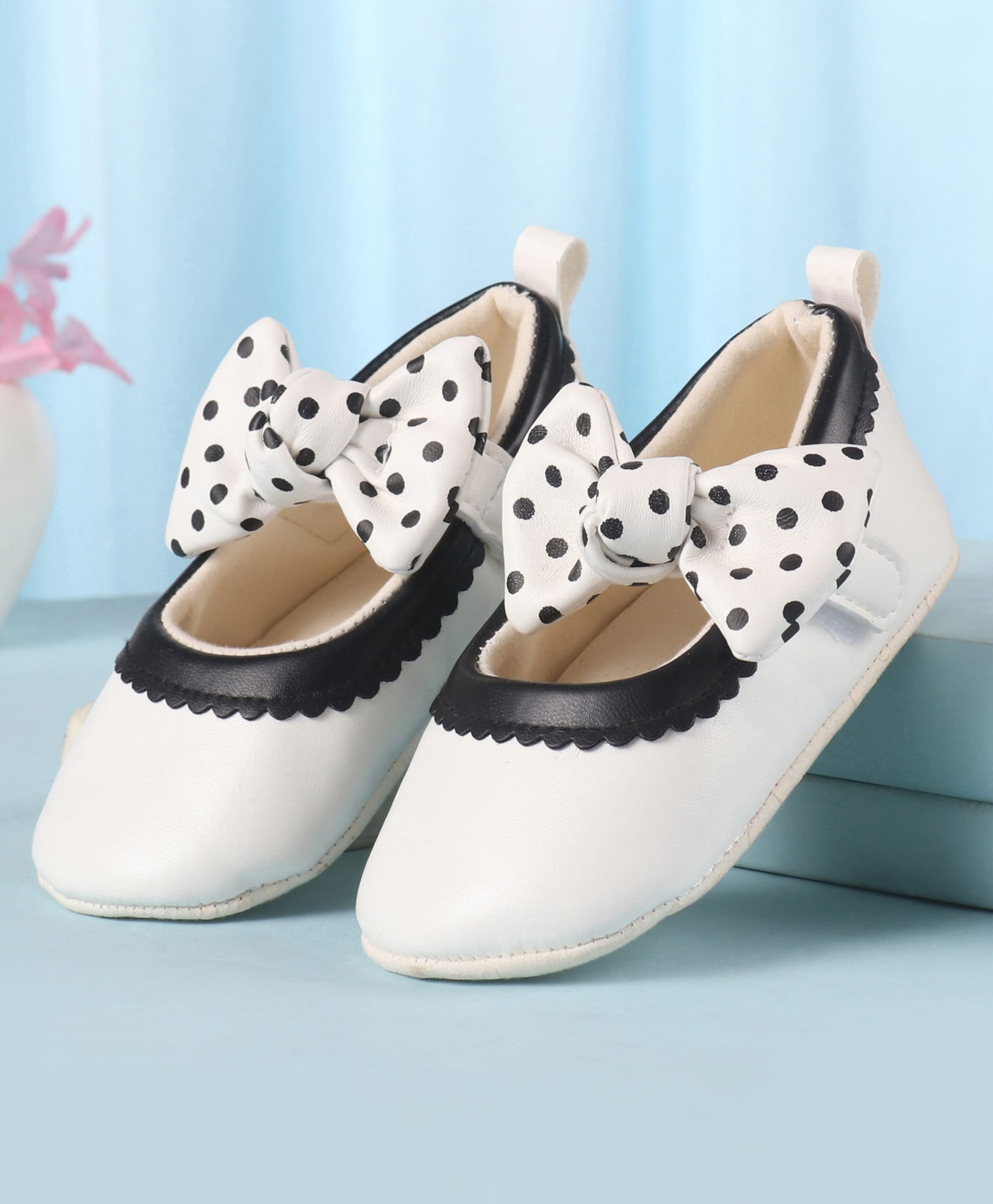 Cute Walk by Babyhug Booties with Velcro Closure & Bow Applique - White-image-32