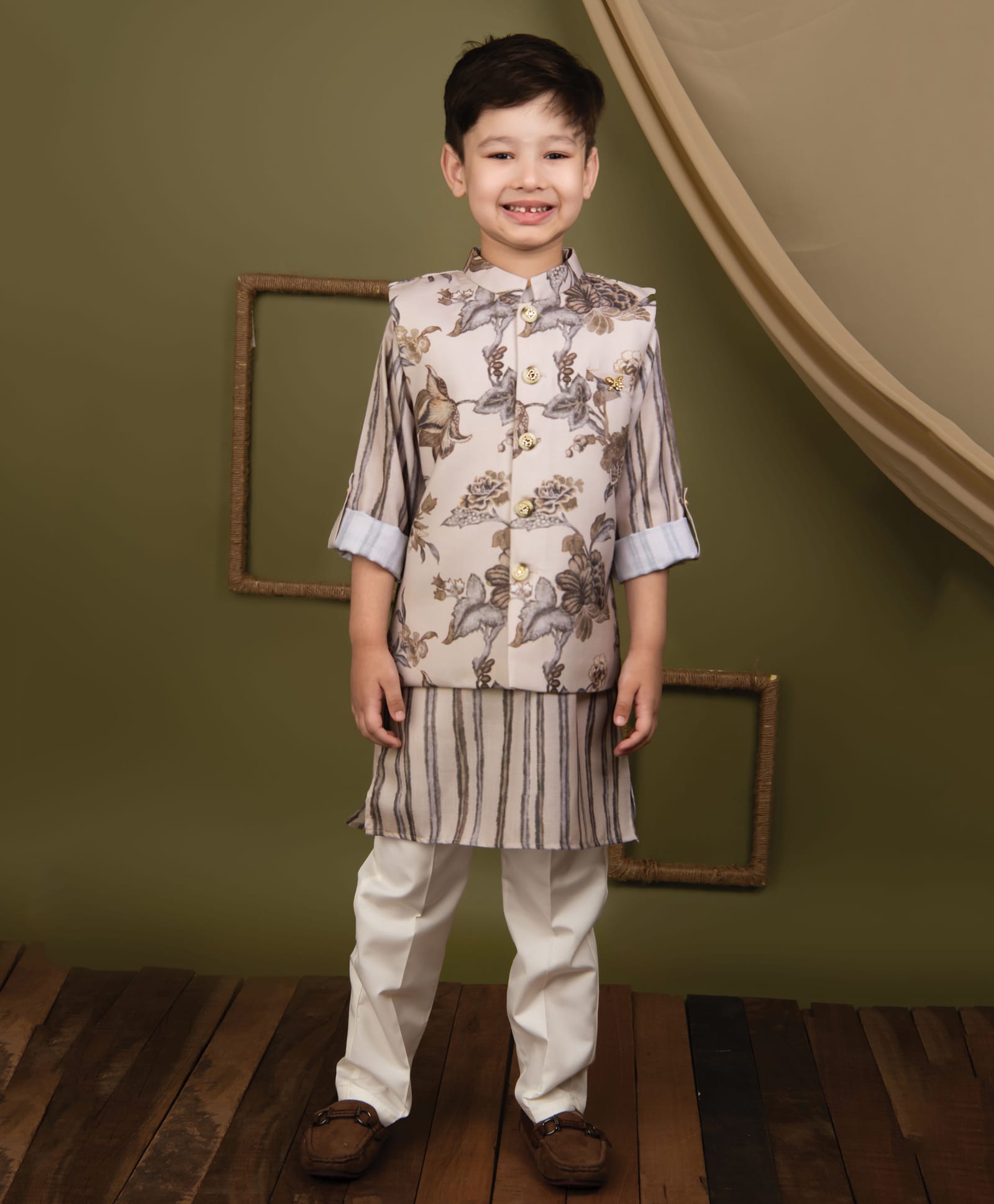 LITTLE COLLARS Blended Woven Full Sleeves Striped Kurta Pyjama Set With Floral Printed Jacket Set - Cream-picture-11