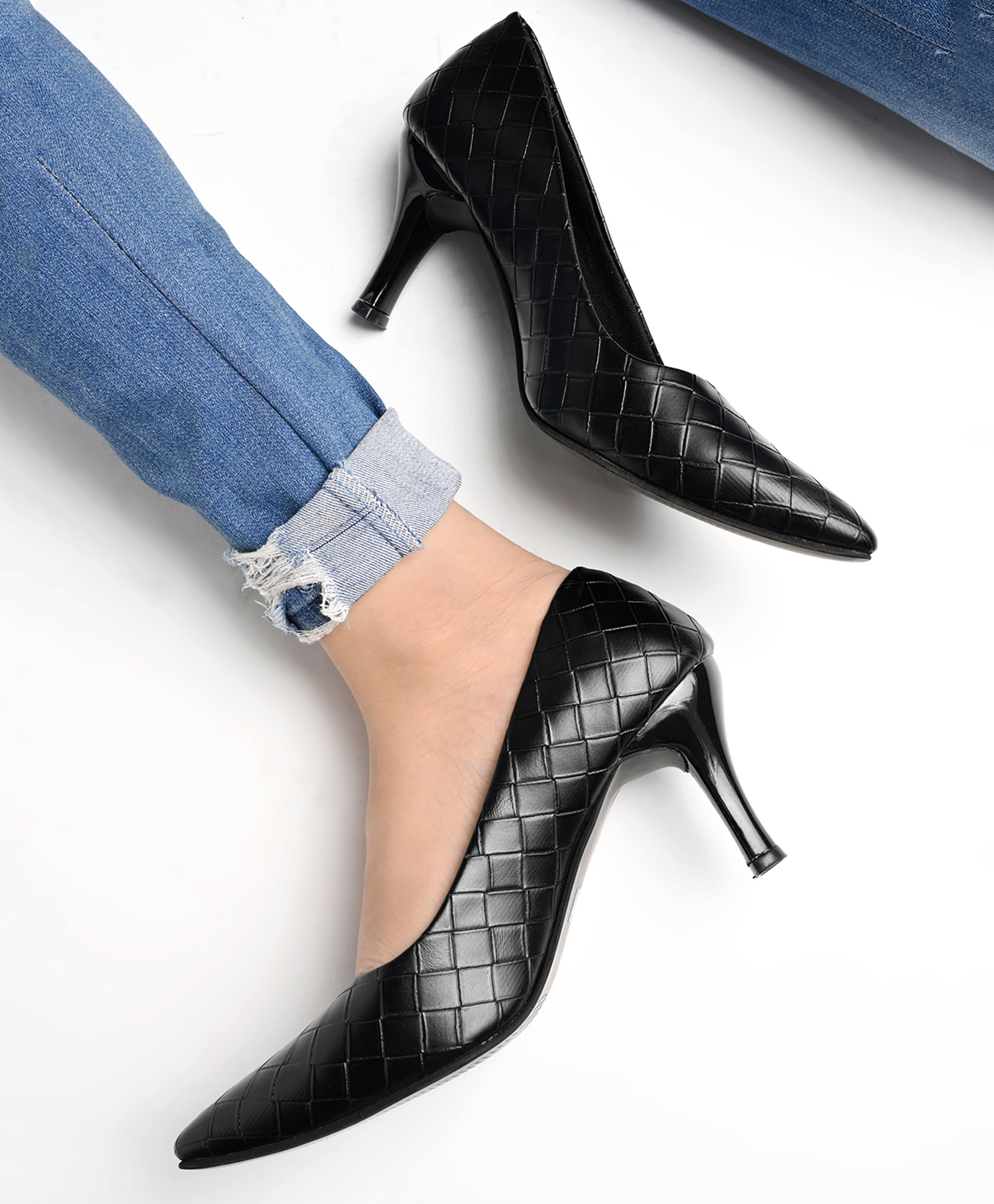 Shoetopia Embossed Diamond Pattern Classic Pumps - Black-picture-10