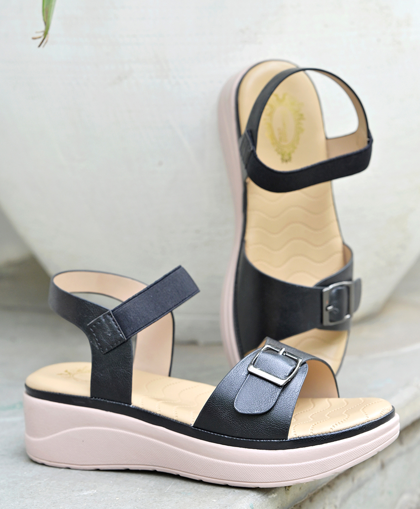 Shoetopia Solid Buckle Closure Sandals - Black-picture-10
