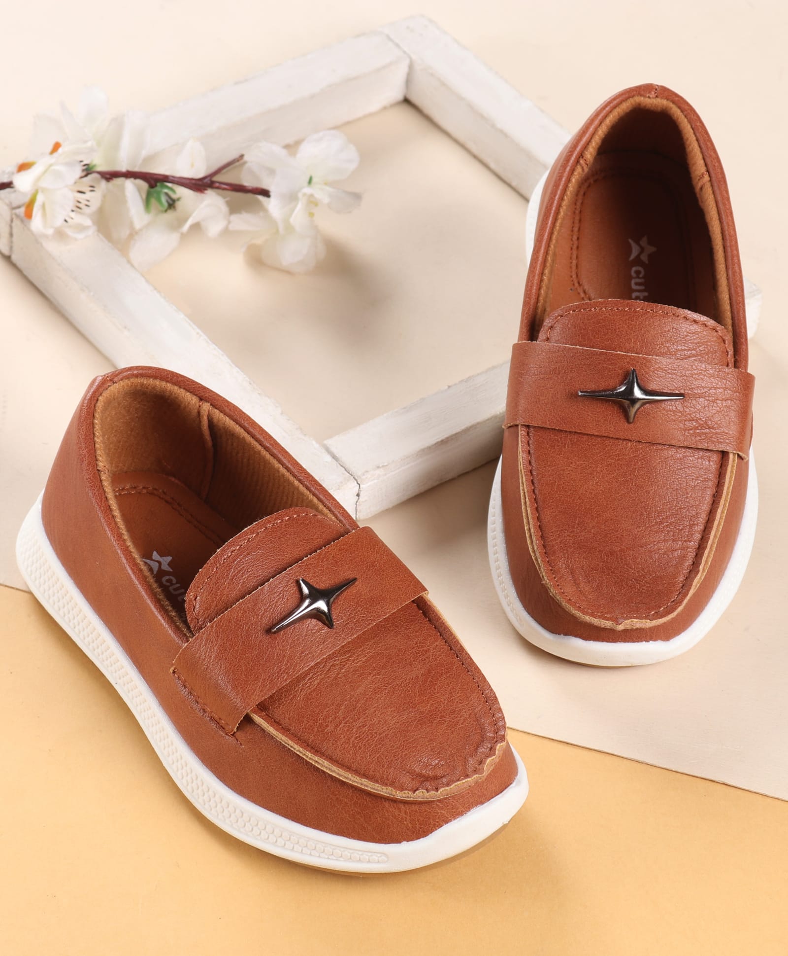 Cute Walk by Babyhug Solid Color Loafers with 3D Applique - Brown-image-15