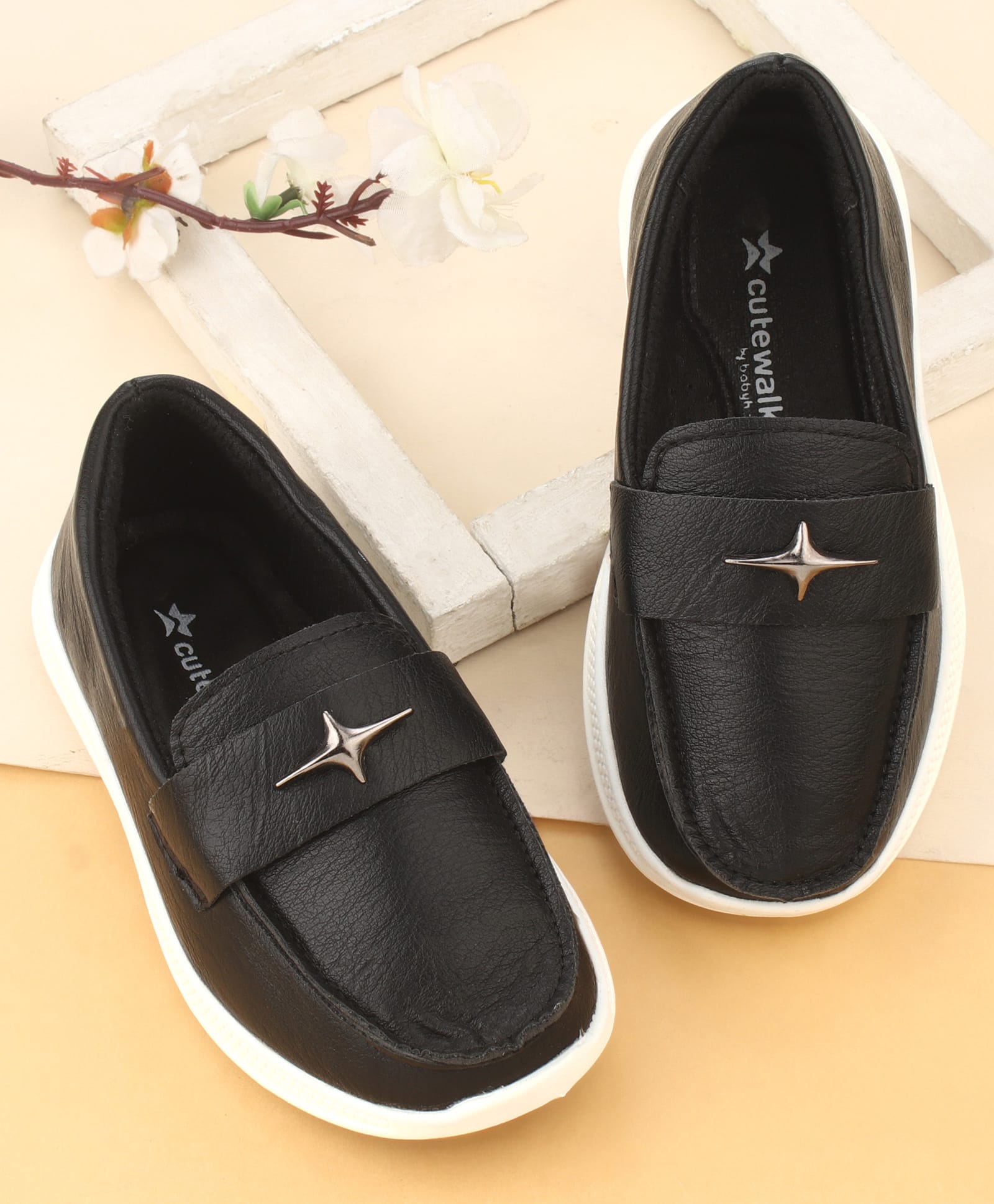Cute Walk by Babyhug Solid Color Loafers with 3D Applique - Black-picture-38