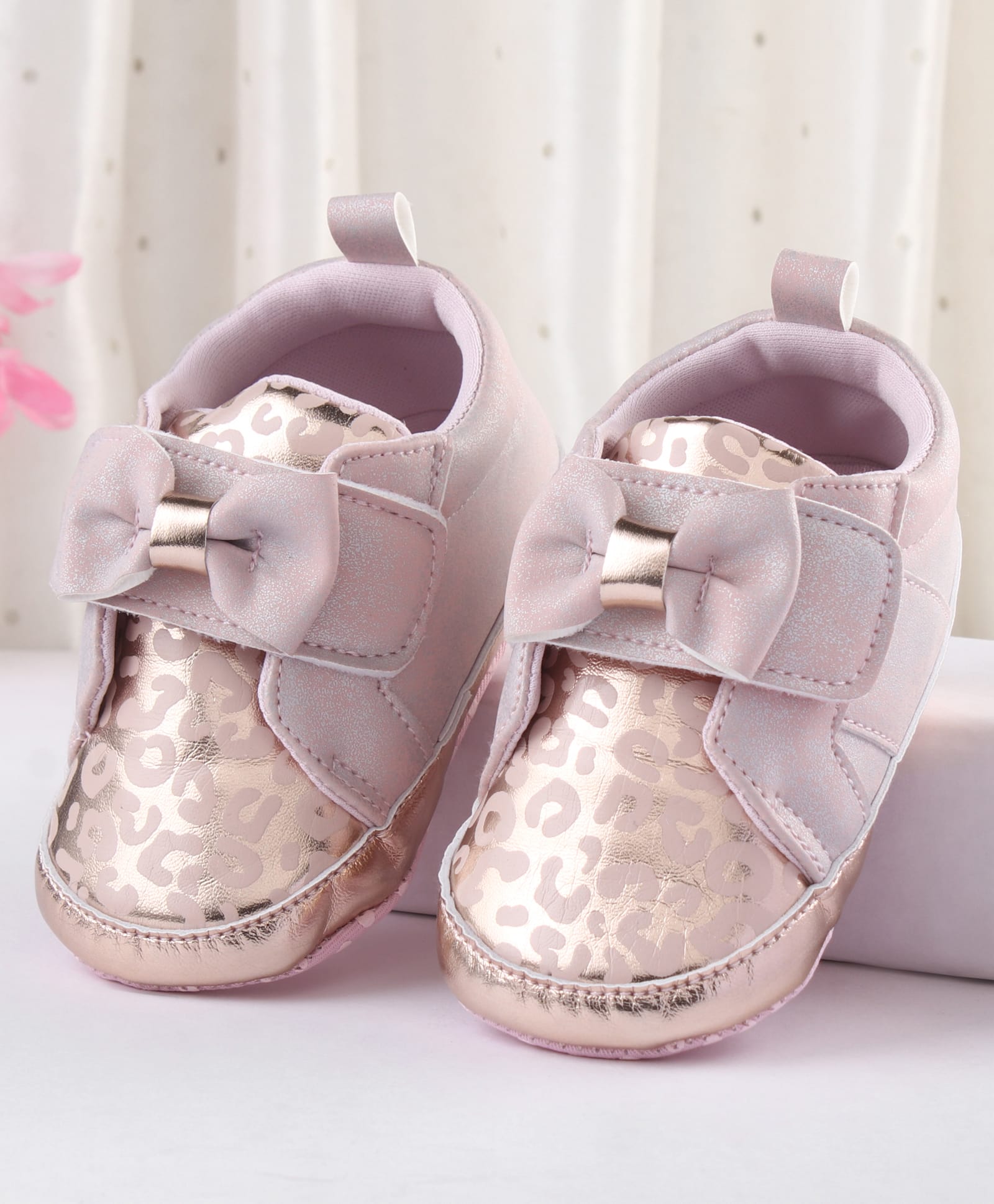Cute Walk by Babyhug Booties With Velcro Closure & Bow Applique - Pink