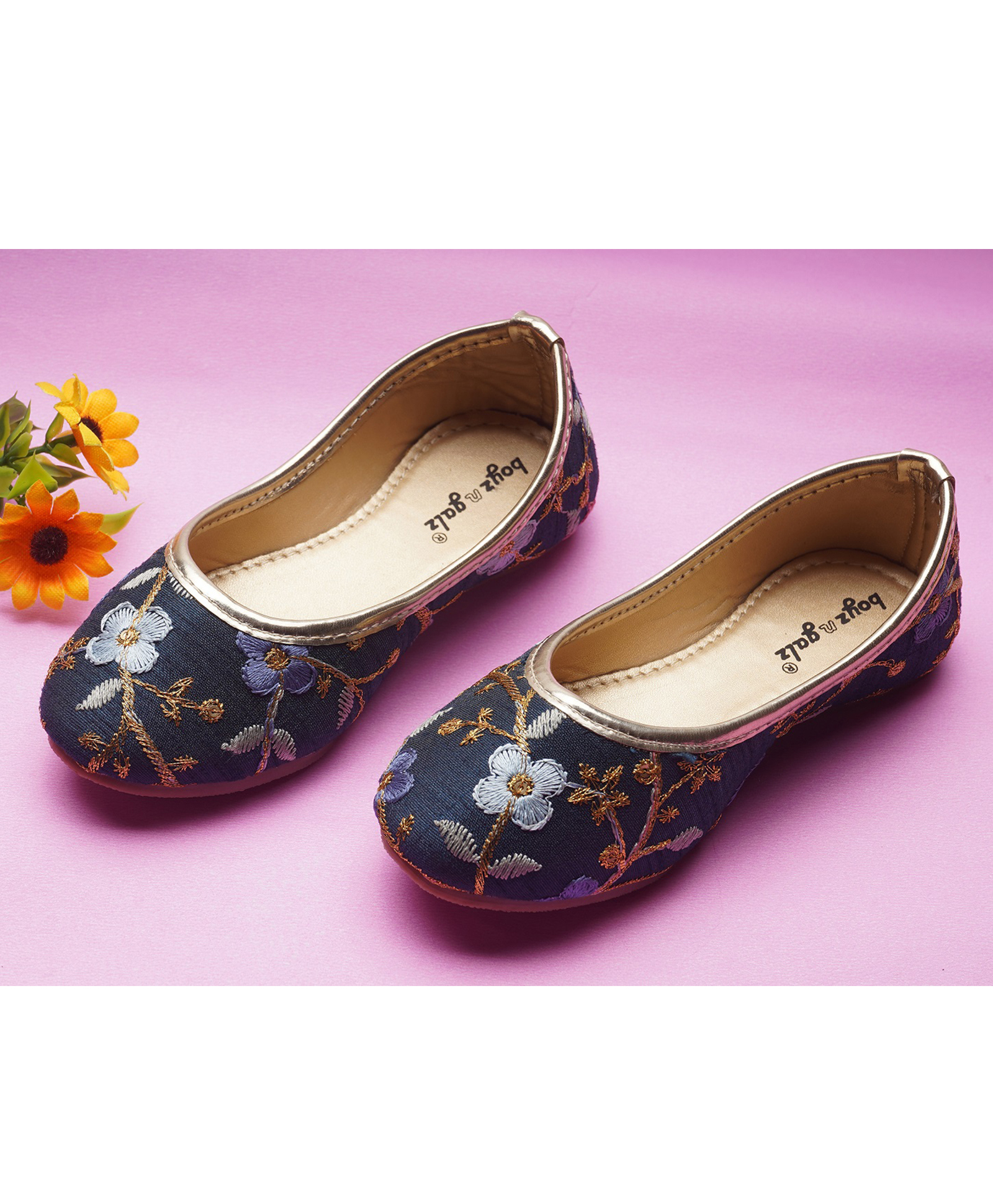 boyz n galz Floral Embroidered Mojaris - Green