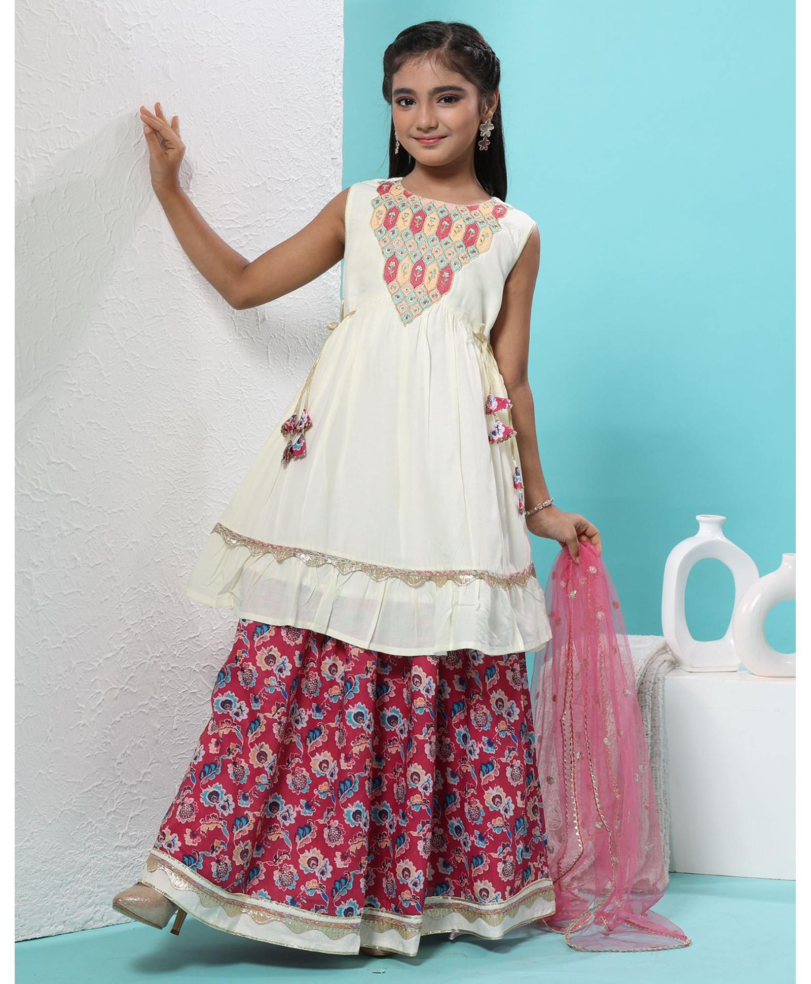 MASTARANG Muslin Woven Sleeveless Floral Embroidered Lehenga & Kurti With Dupatta Set - Off White-image-43