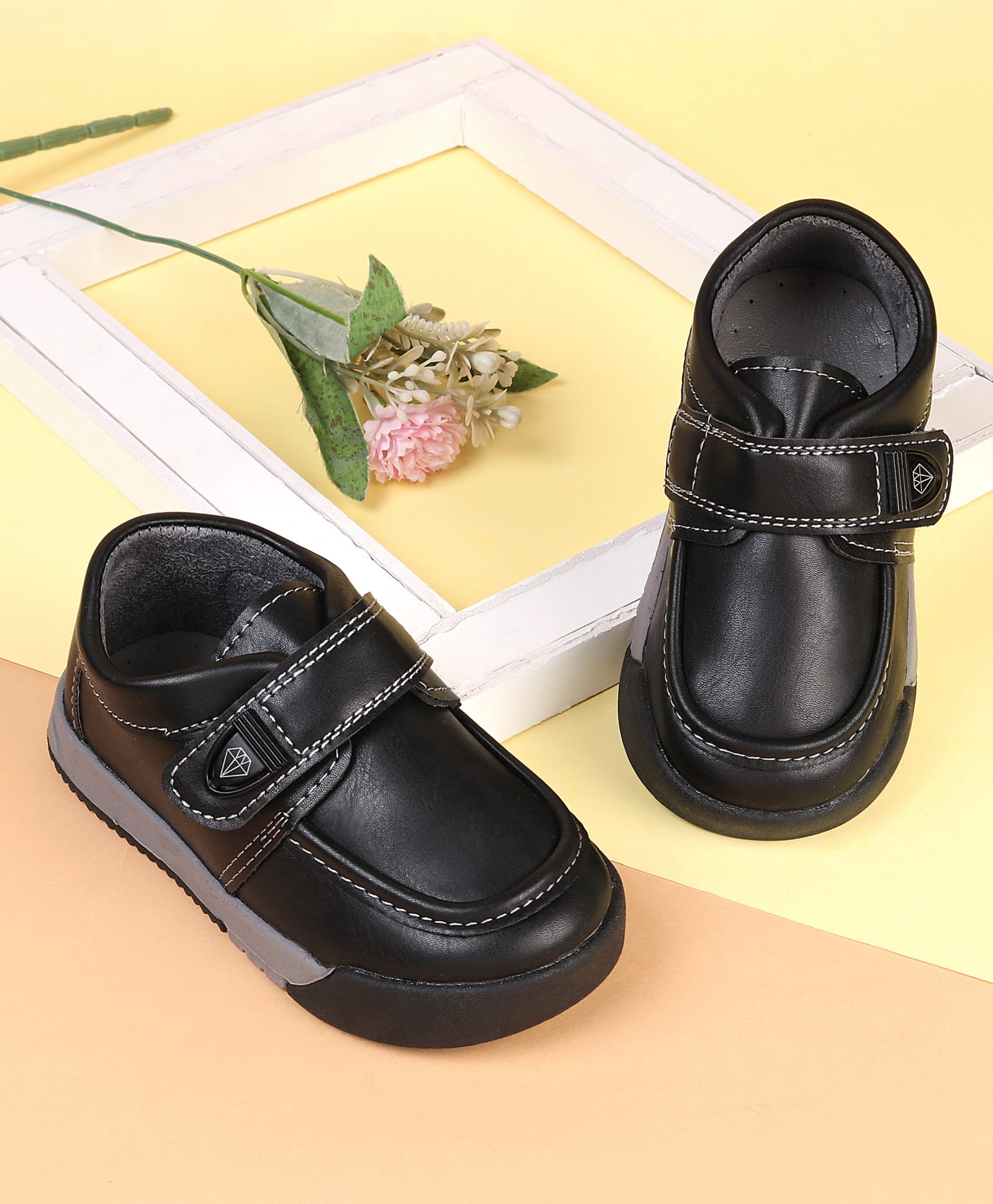 Cute Walk by Babyhug Velcro Closure Solid Color Casual Shoes - Black-image-36