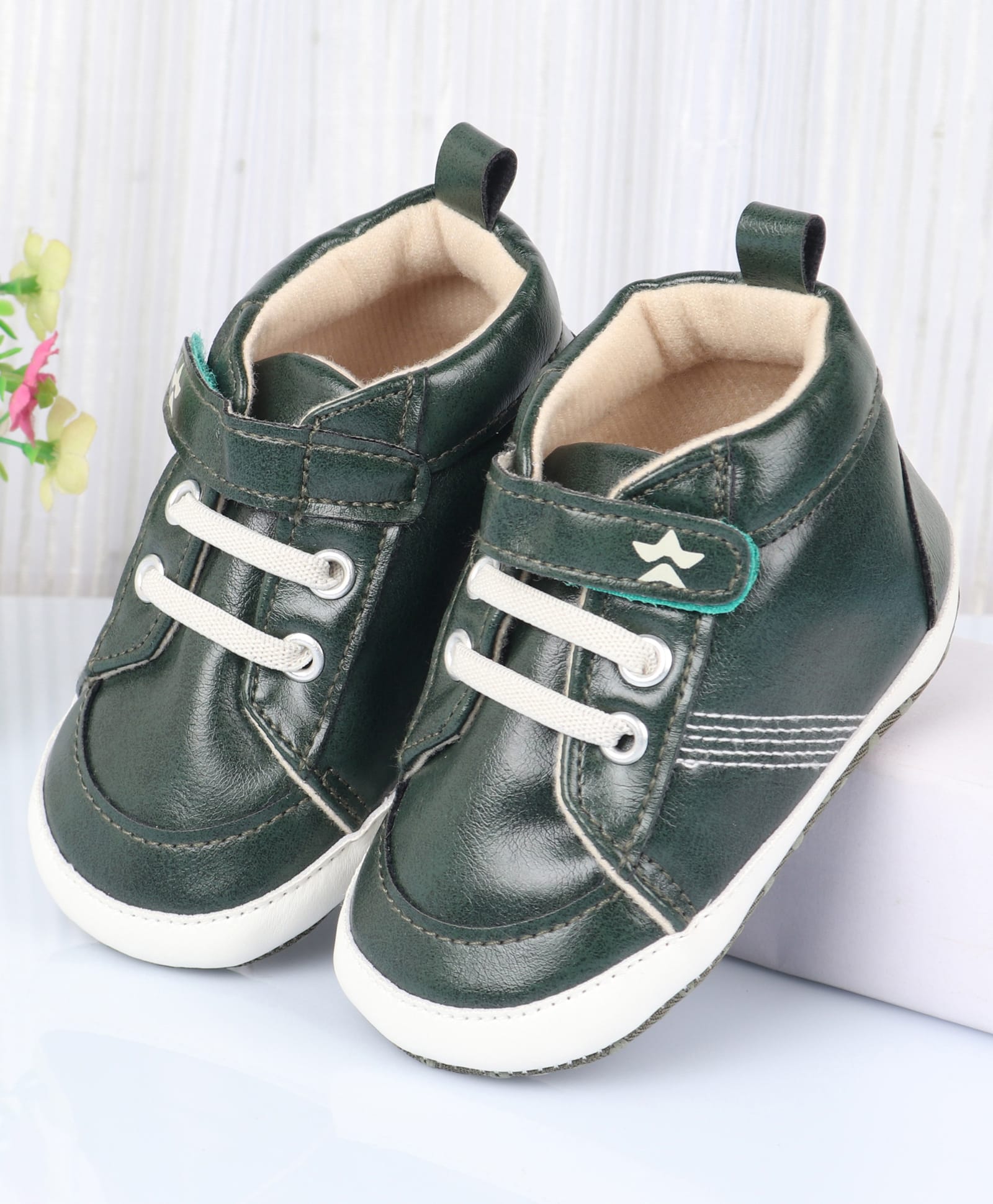 Cute Walk by Babyhug Velcro Closure Solid Booties - Green-image-14