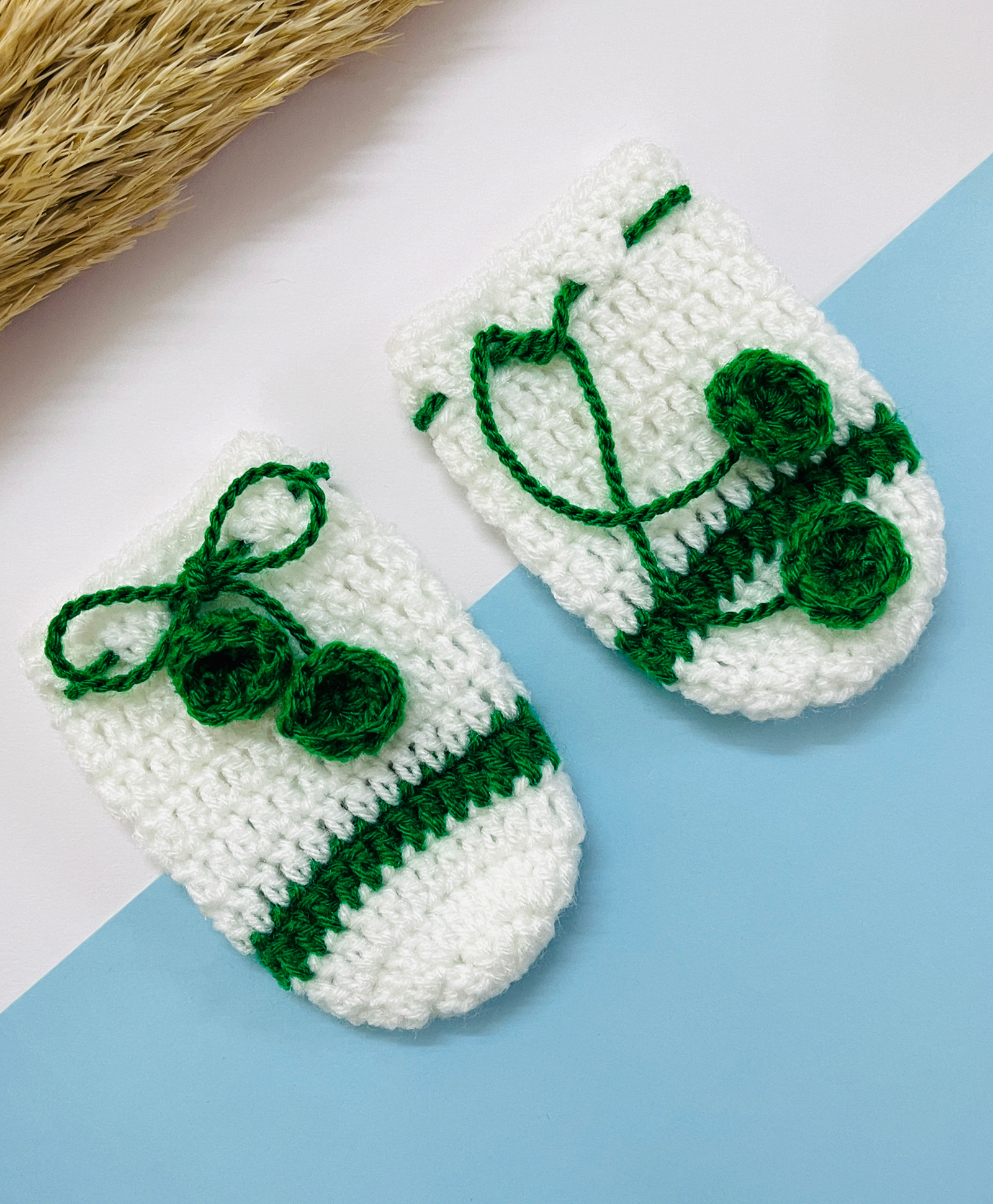 Little Peas Christmas Theme Colour Blocked Floral Applique Detailed Mittens - White & Dark Green-image-47