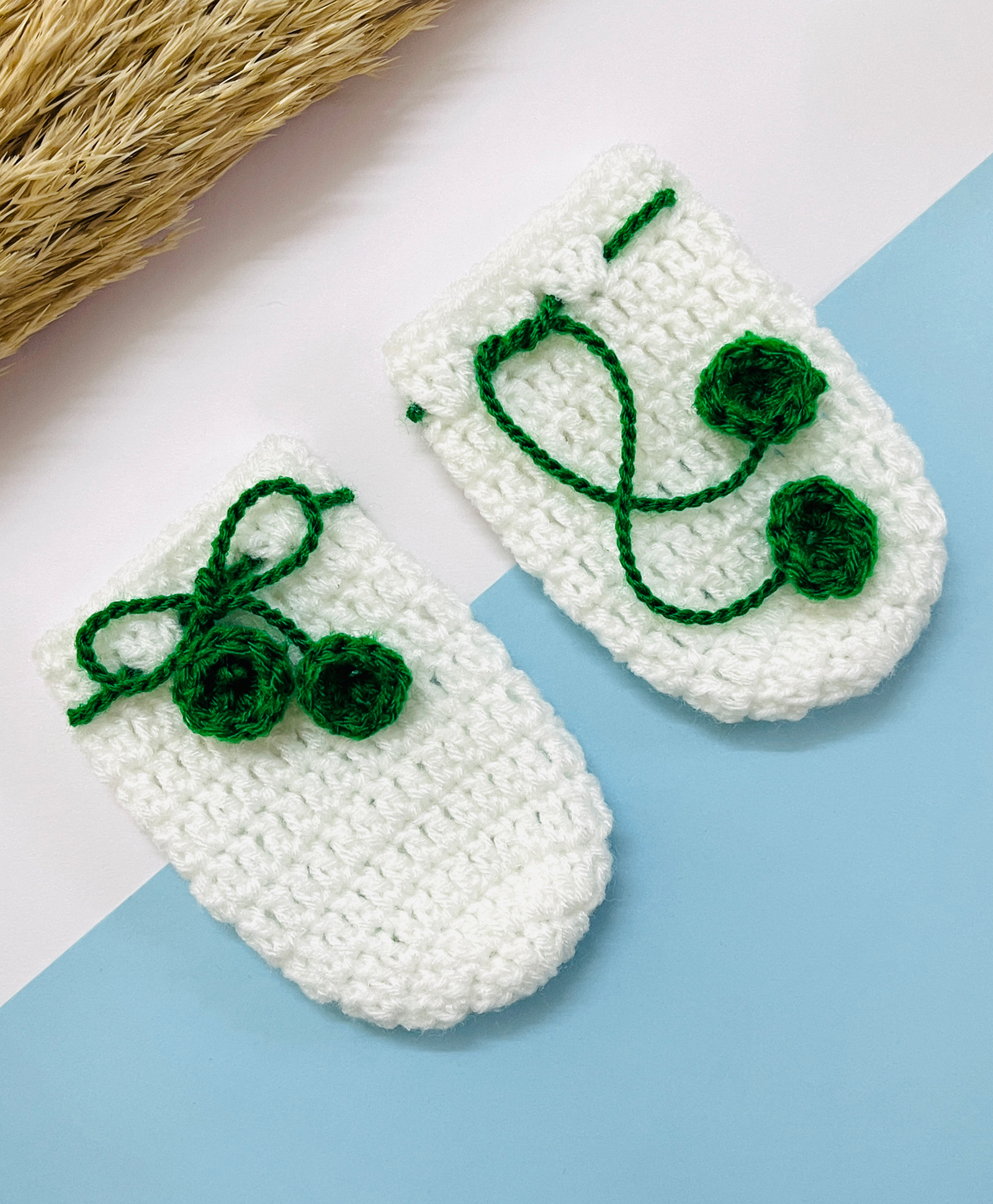 Little Peas Christmas Theme Colour Blocked Floral Applique Detailed Mittens - White-image-12