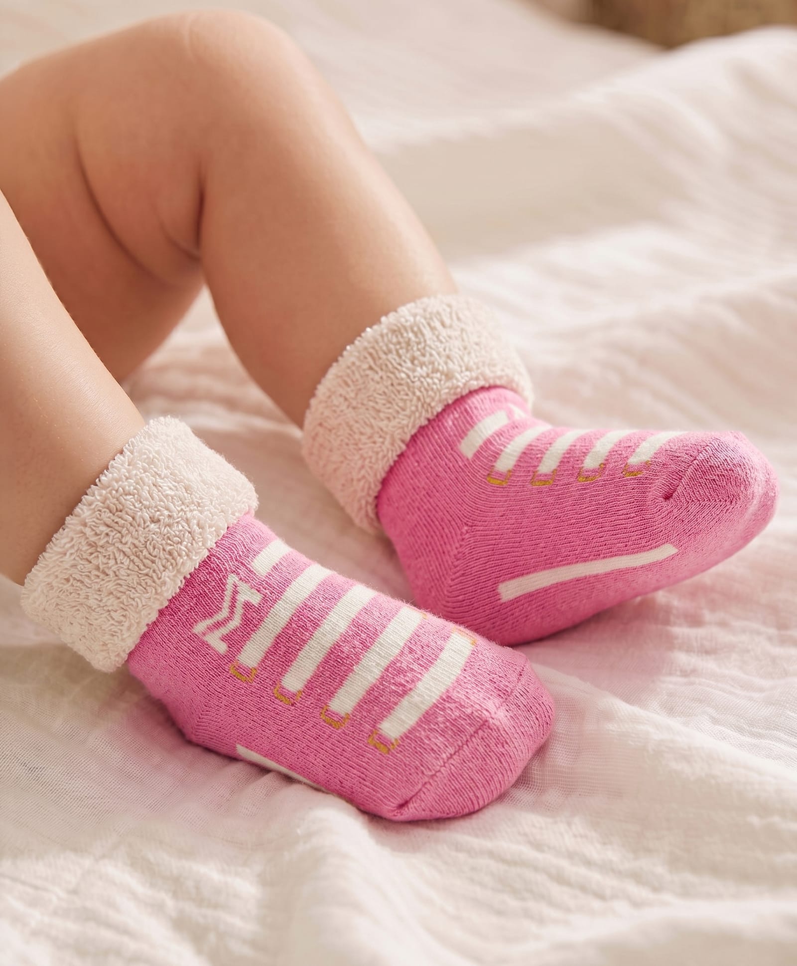 Mustang Knit Ankle Length Socks with Lace Design - Pink-picture-12