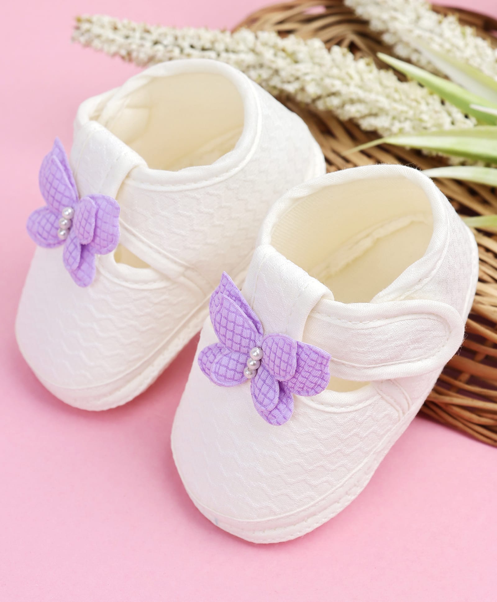 KIDSUN Butterfly Applique Detailed Velcro Closure Booties - White