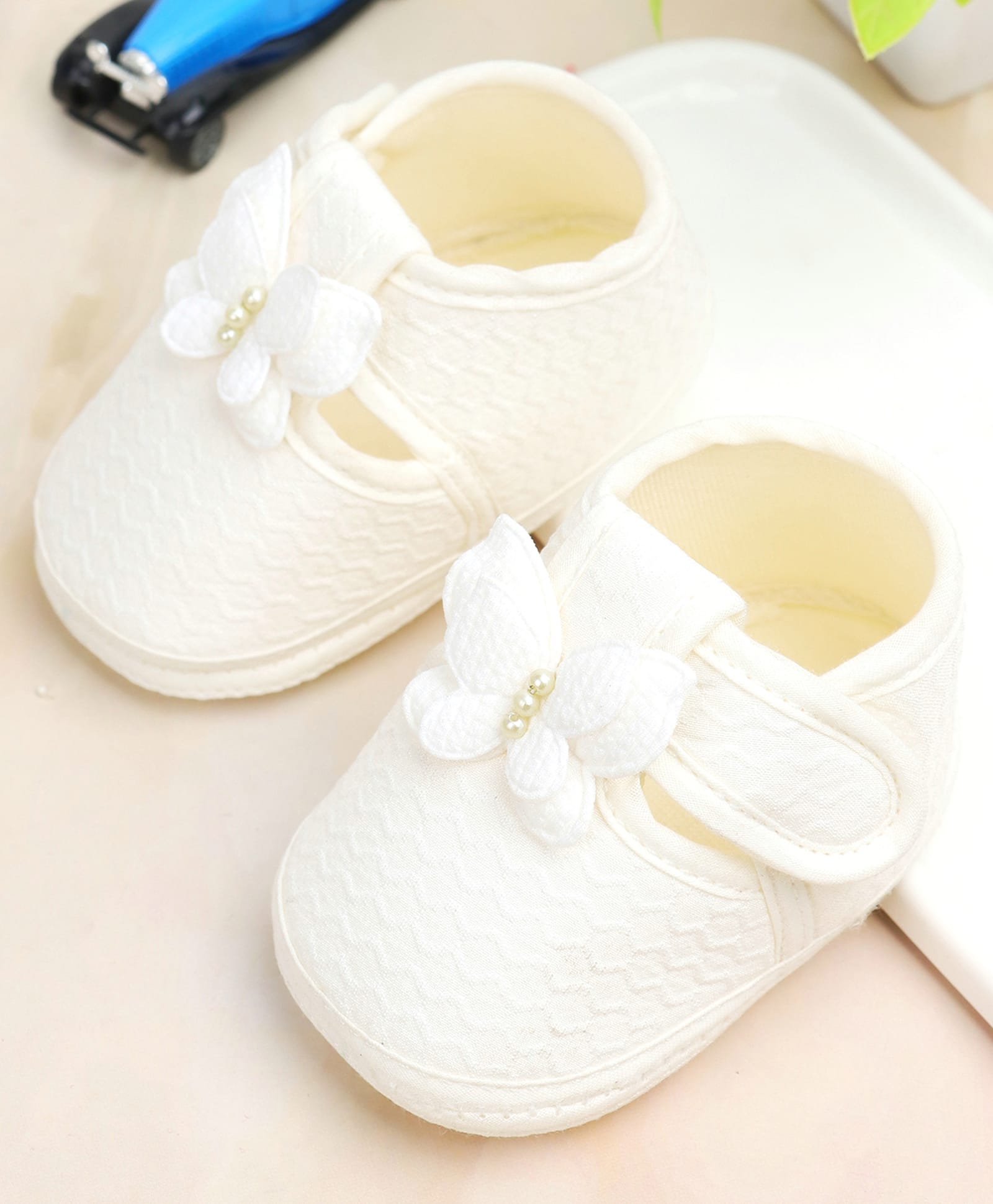 KIDSUN Butterfly Applique Detailed Velcro Closure Booties - White-picture-22