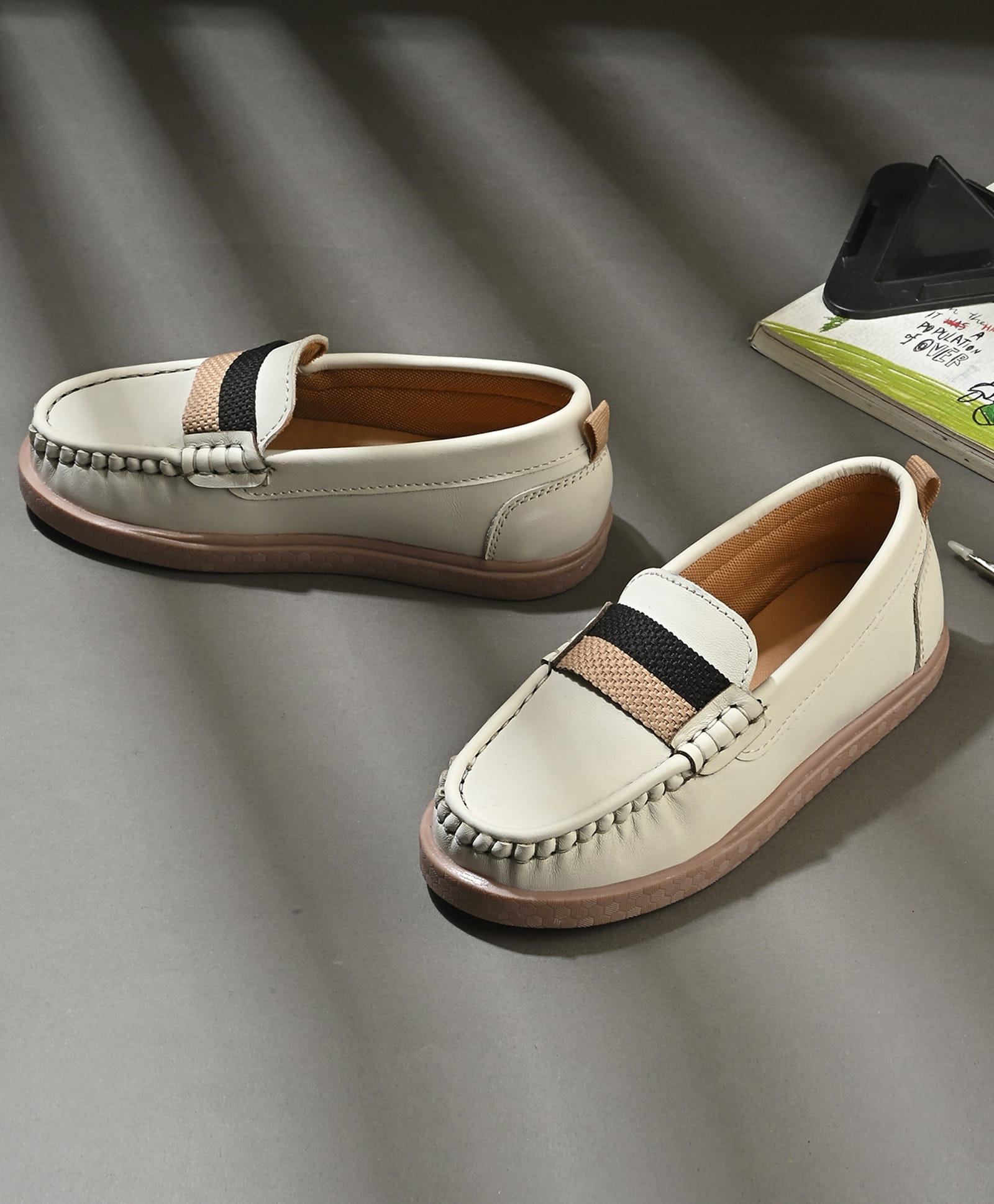 Tuskey Abstract Patch Detailed Slip On Loafers - Beige-image-4