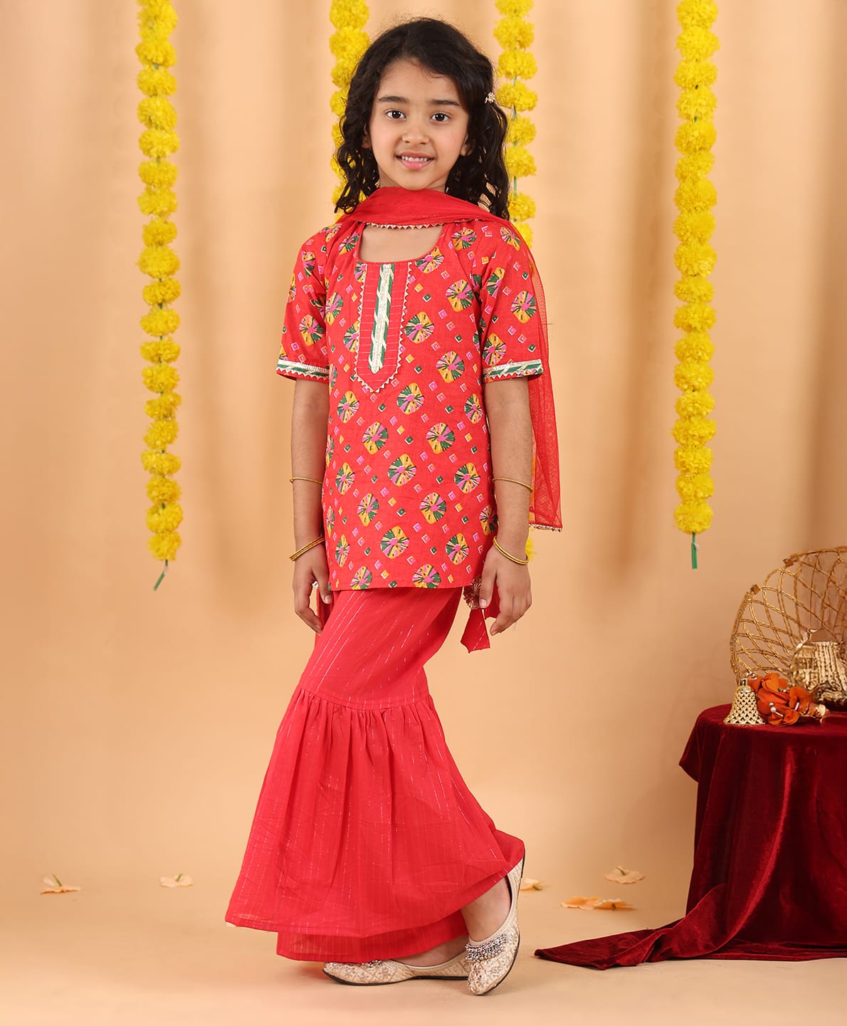 Kinder Kids Cotton Woven Half Sleeves Bandhani Printed Gota Lace Embellished Kurti & Sharara Set With Dupatta - Red-image-46