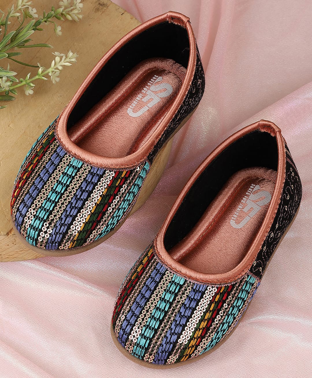 SHOES FOR JUNIORS Sequins Embellished Threadwork Detailed Mojaris - Pink