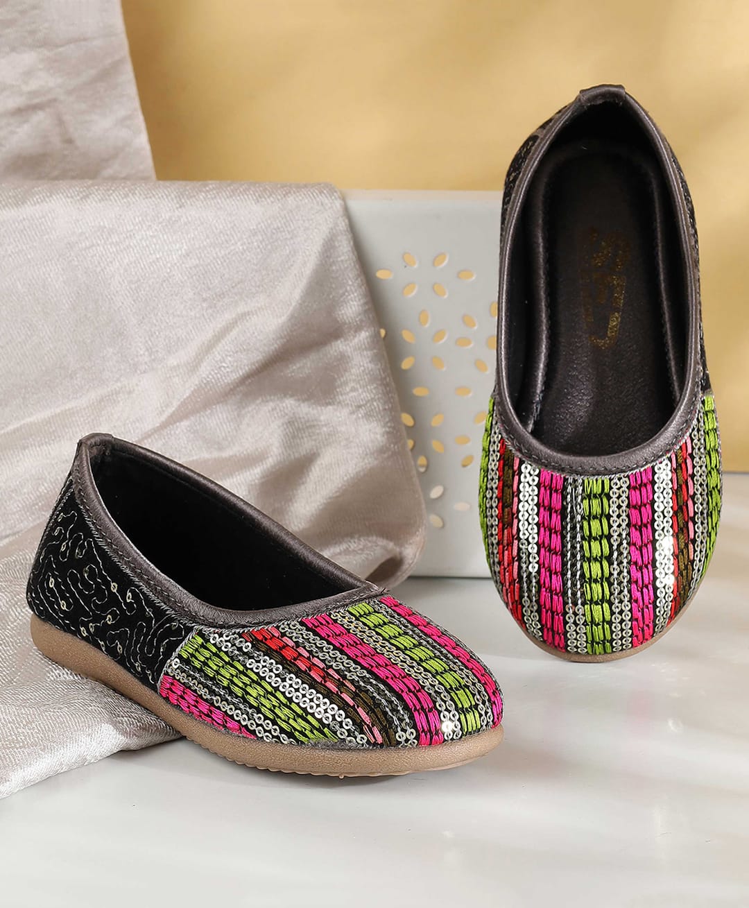 SHOES FOR JUNIORS Sequins Embellished Threadwork Detailed Mojaris - Grey-picture-12