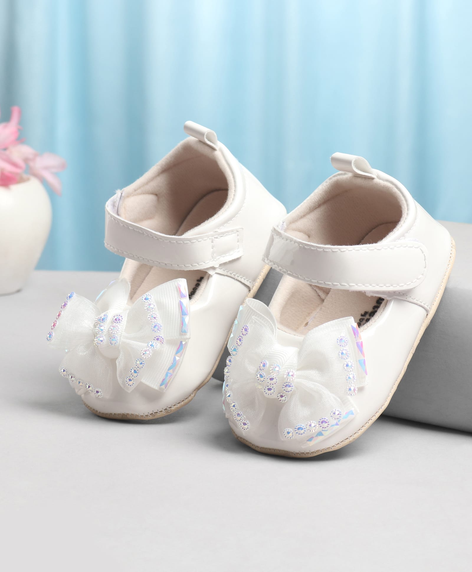Cute Walk by Babyhug Velcro Closure Solid Booties with Bow Applique - White-image-22