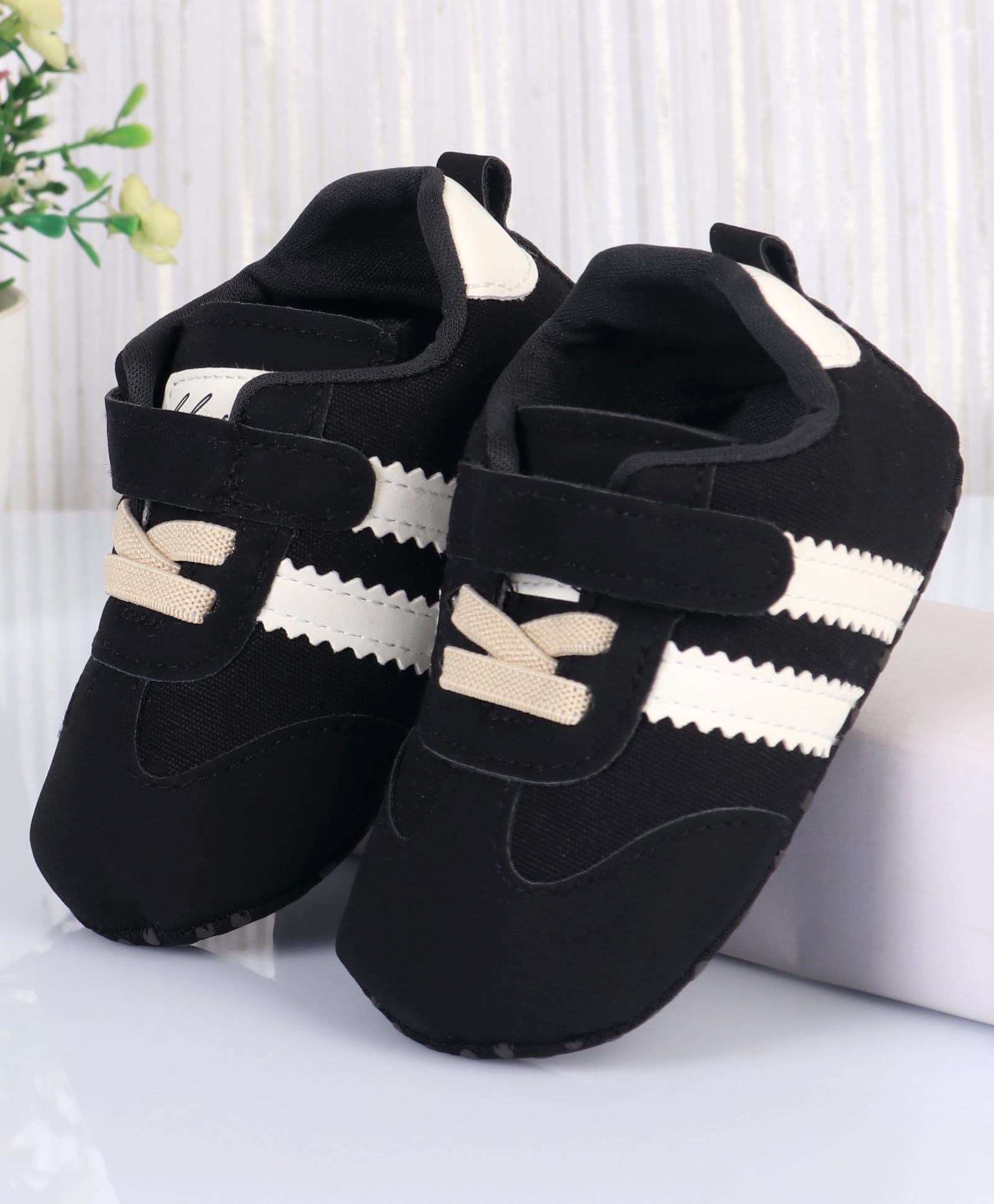 Cute Walk by Babyhug Velcro Closure Solid Booties - Black-image-23
