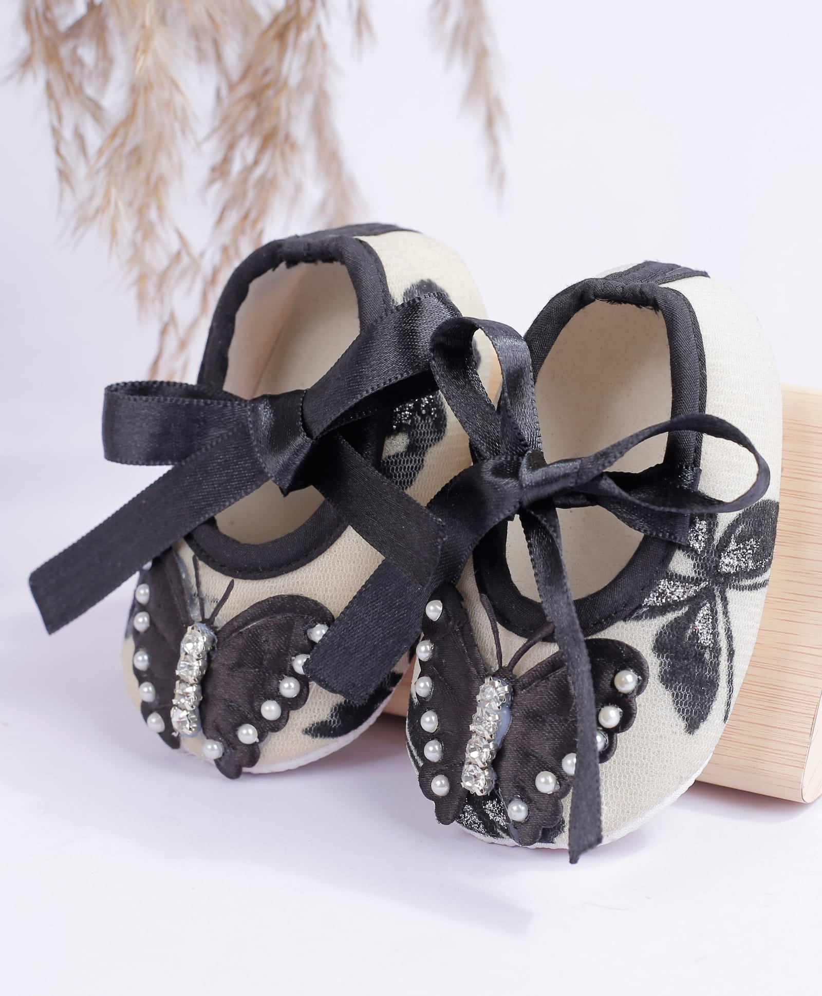 Coco Candy Butterfly Applique Detailed Tie Up Booties - Black-picture-28