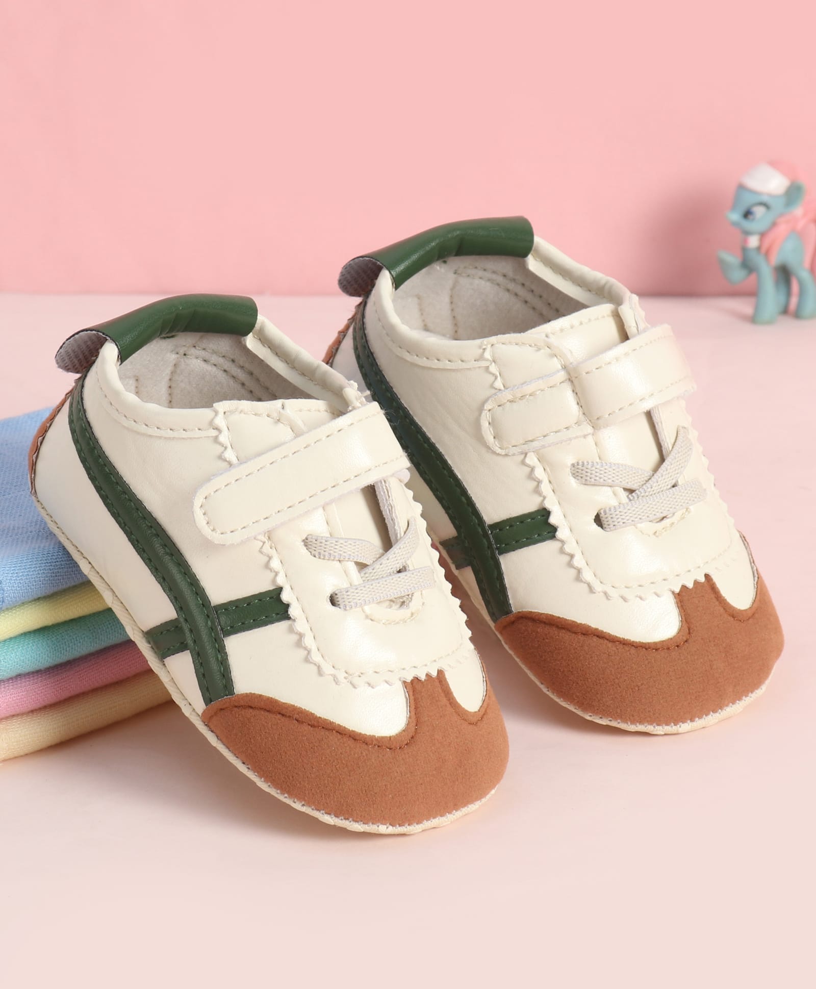 Babyoye Velcro Closure Solid Booties - Green-picture-6