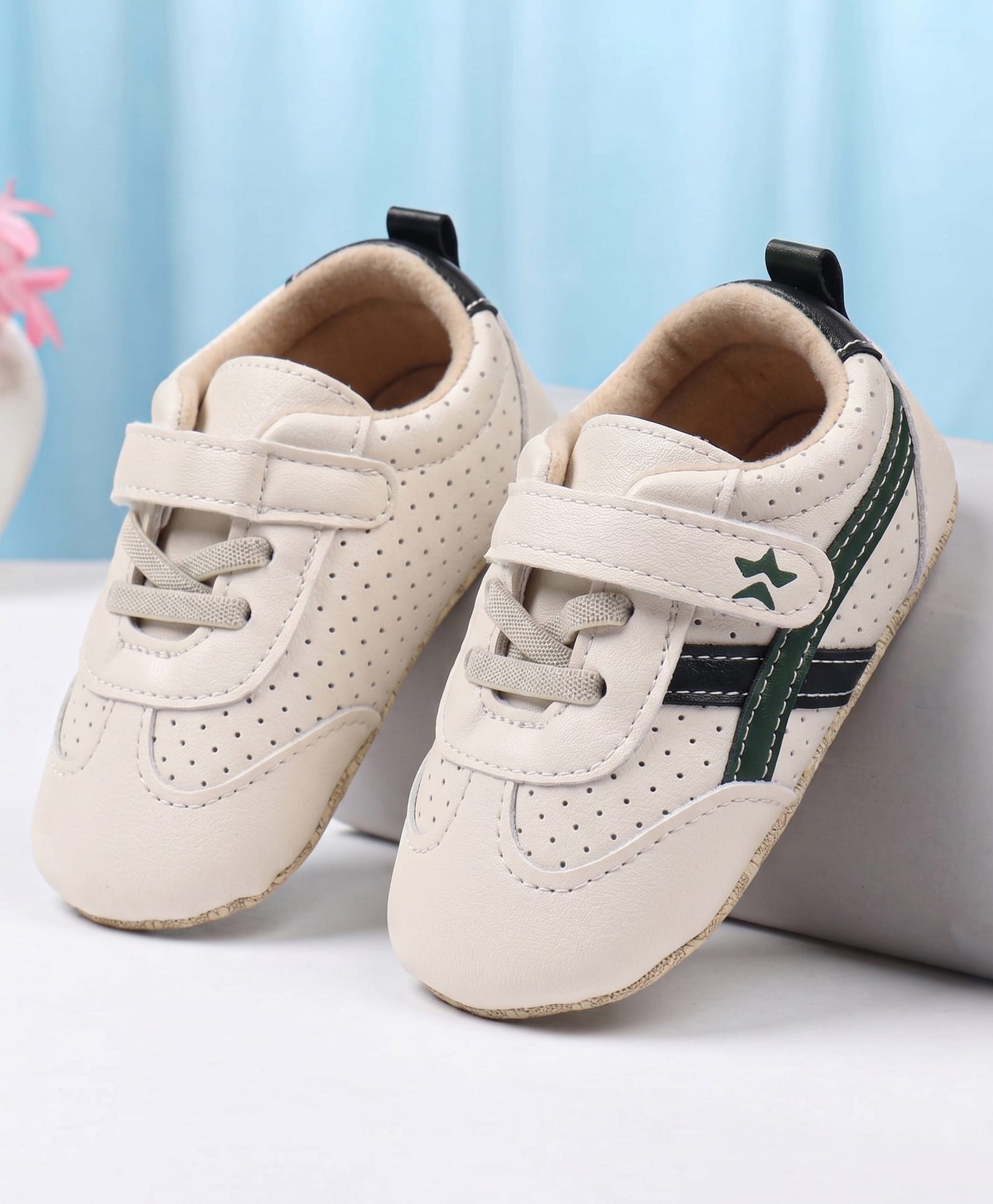 Cute Walk by Babyhug Velcro Closure Solid Booties - Green-image-15