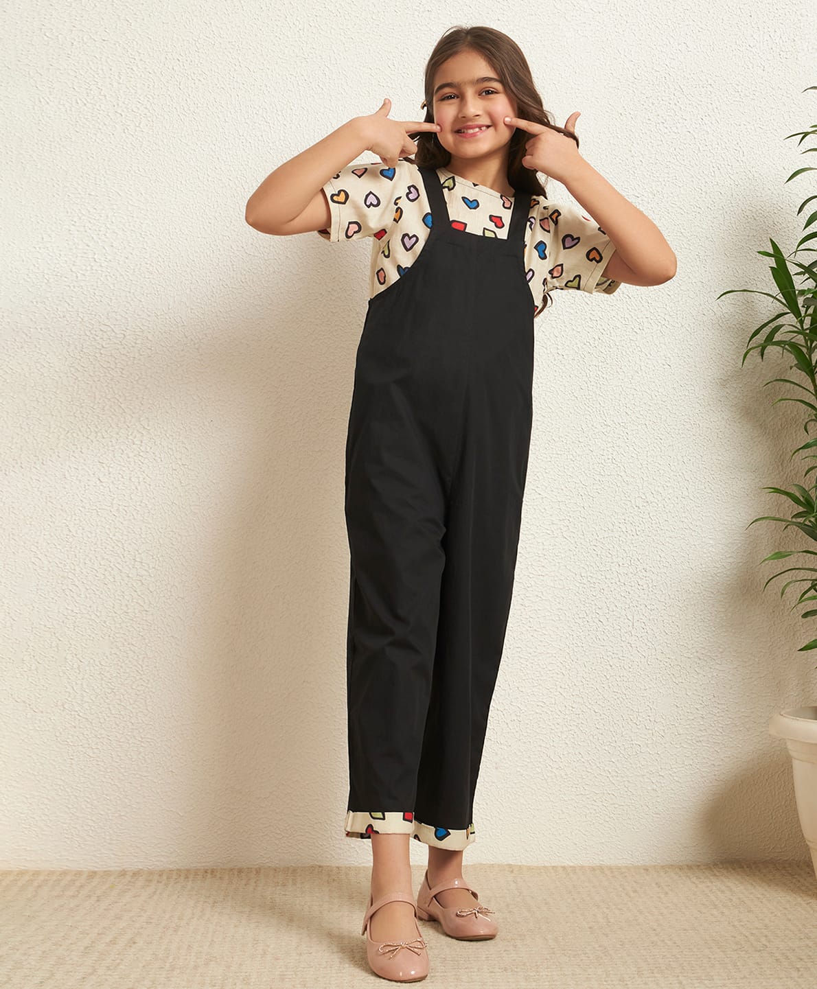 Bugandbees Poplin Woven Solid Dungaree With Half Sleeves Hearts Printed Tee - Black-picture-12