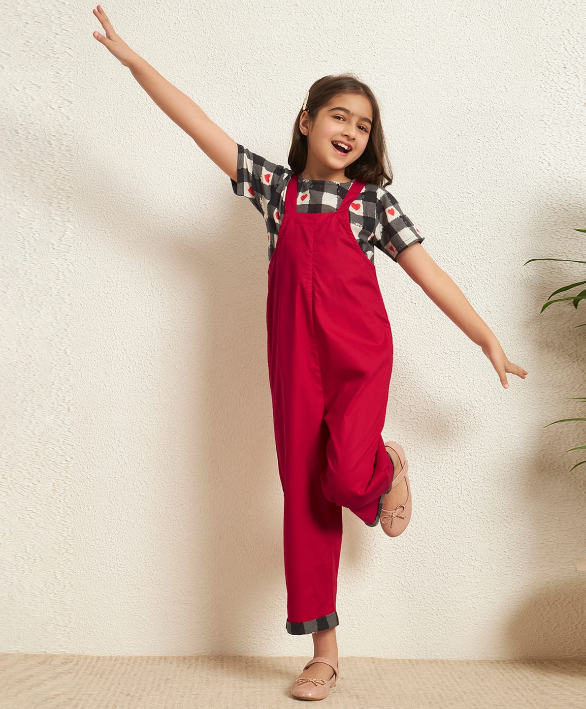 Bugandbees Poplin Woven Solid Dungaree With Half Sleeves Hearts Printed Checked Tee - Red-picture-15
