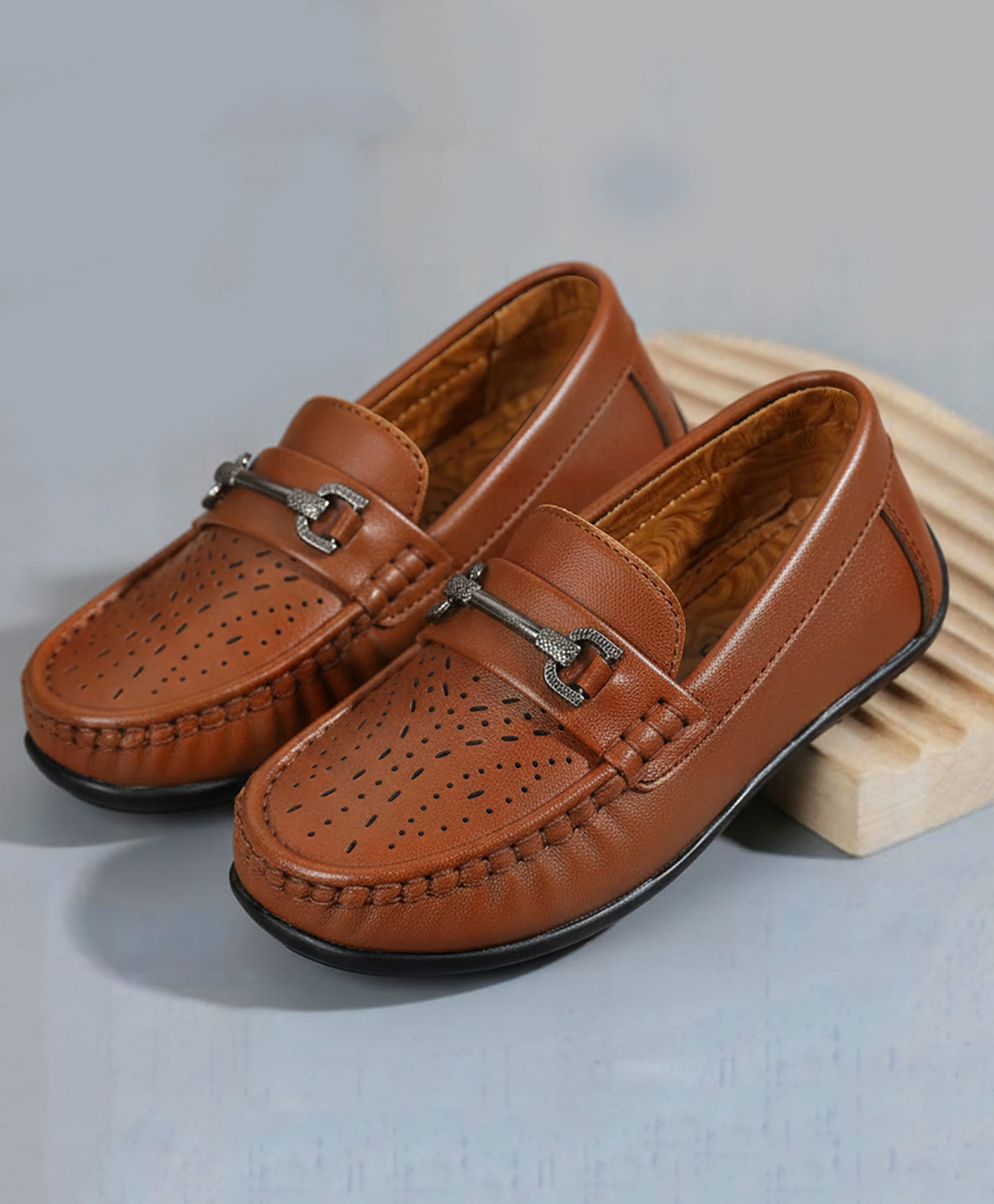 SHOES FOR JUNIORS Metal Applique Detailed Slip On Loafers - Tan-picture-11