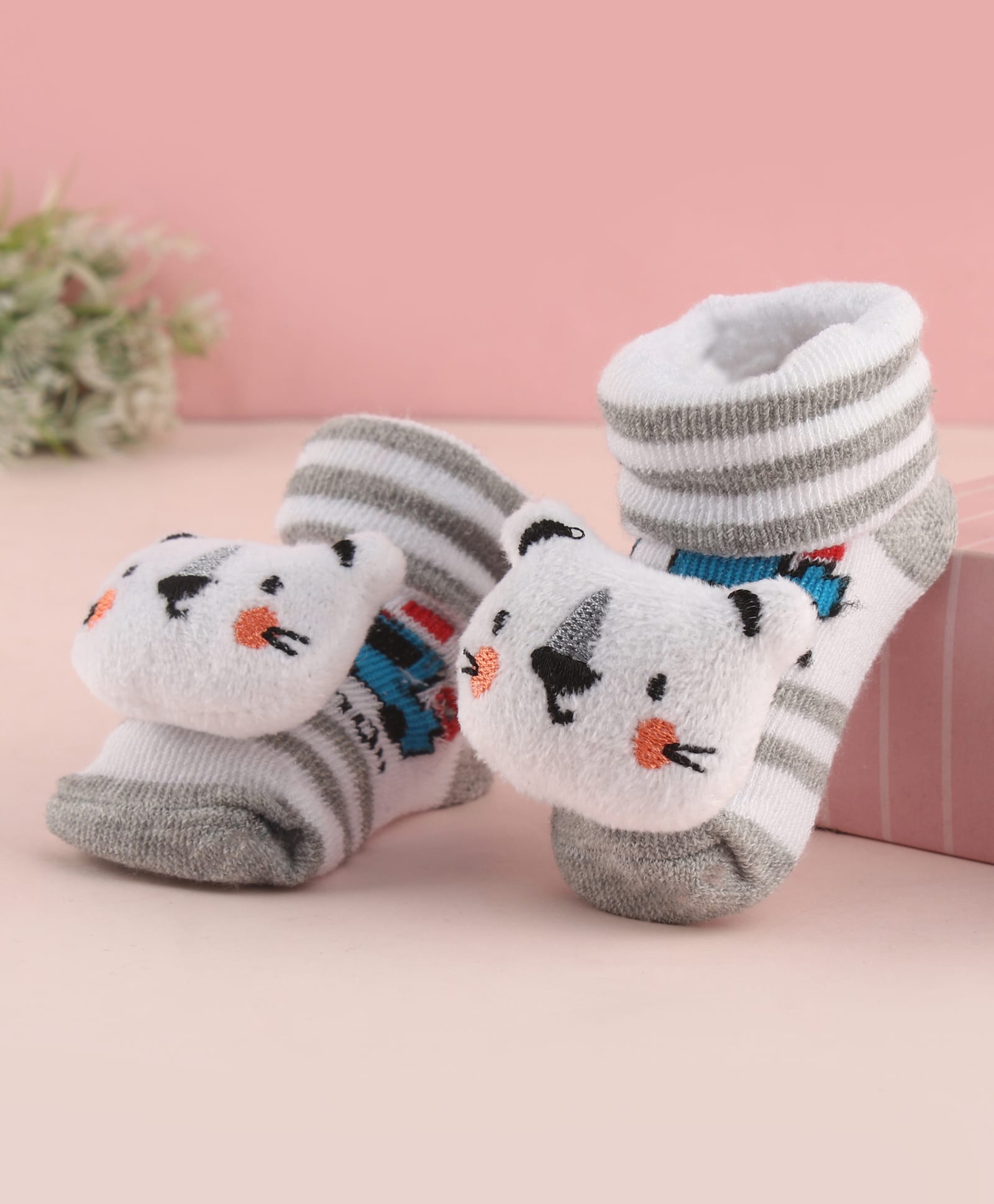 Cute Walk by Babyhug Socks with Large Bear Applique - Grey-picture-17