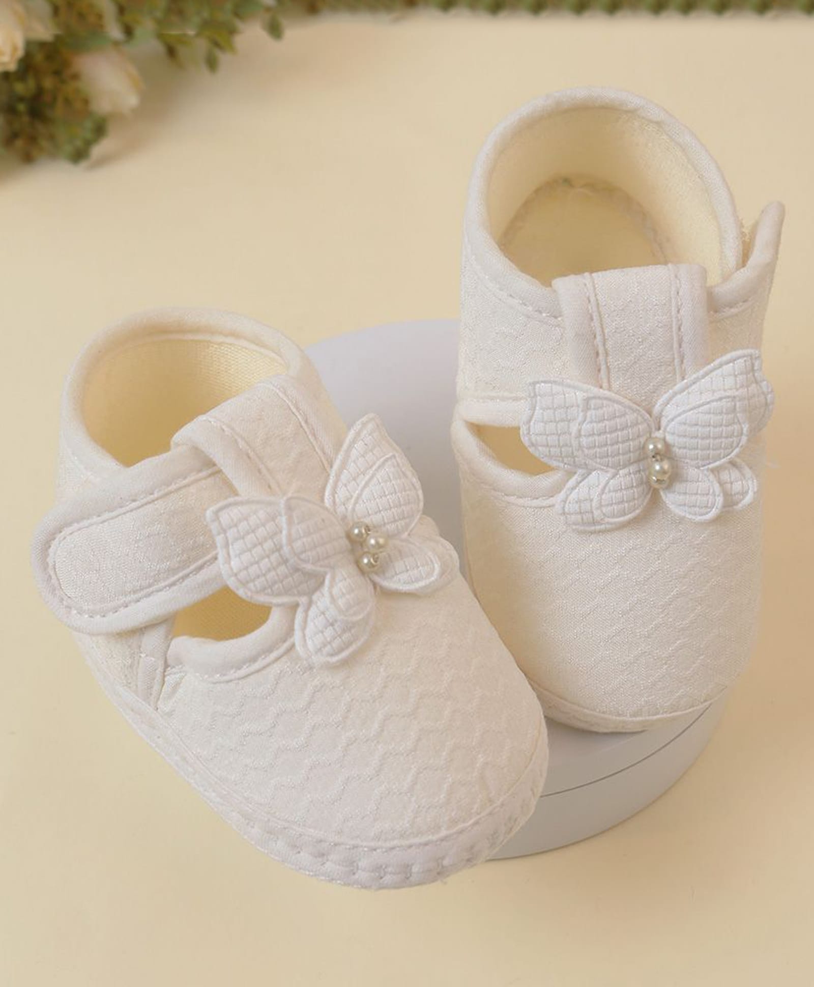 KIDSUN Butterfly Applique Detailed Velcro Closure Booties - White-picture-25