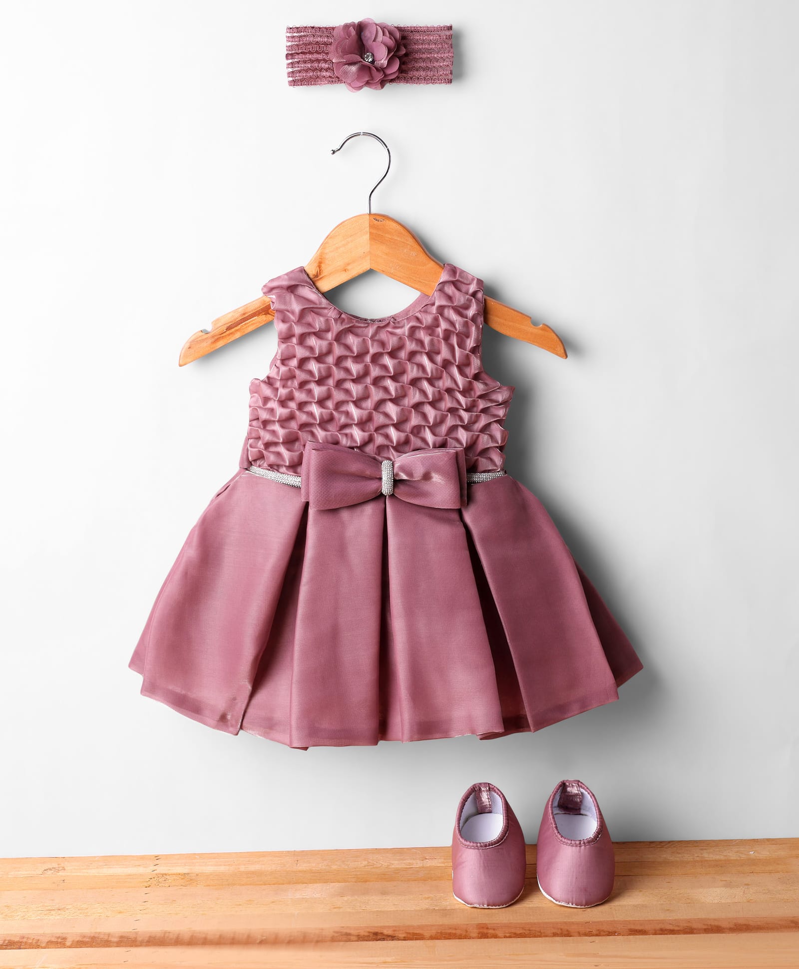 Enfance Knit Sleeveless Bow Applique Textured Pleated Party Dress With Headband & Booties - Pink-image-42
