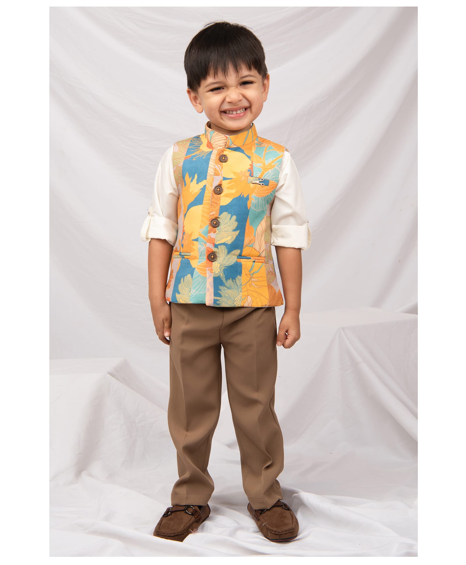 LITTLE COLLARS Blended Woven Full Sleeves Solid Shirt & Pant Set With Floral Printed Waistcoat & Brooch - Cream-image-41