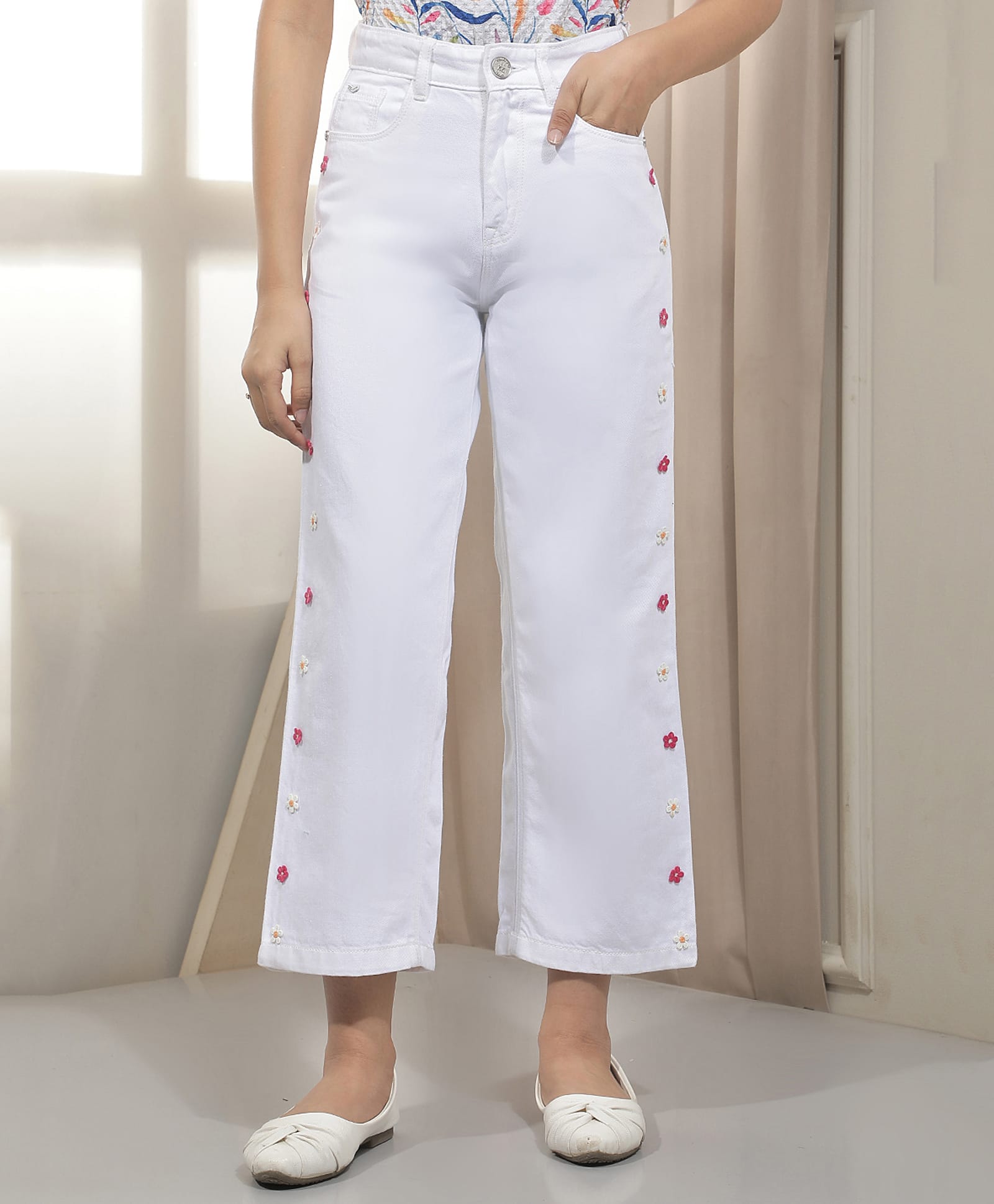 CRIMSOUNE CLUB Cotton Denim Floral Embroidered Jeans - White-picture-18