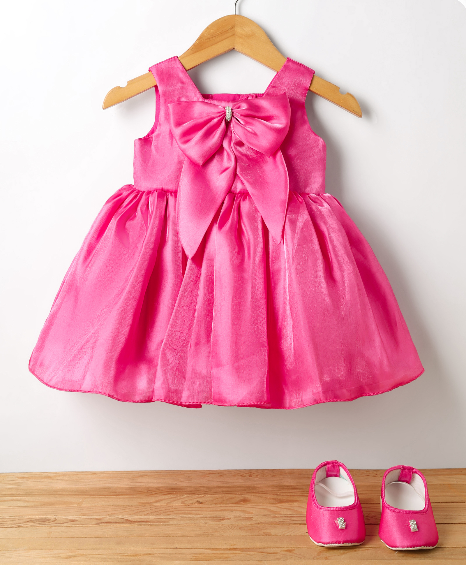 blabber sleeveless stone embellished bow applique detailed knee length dress with booties - pink