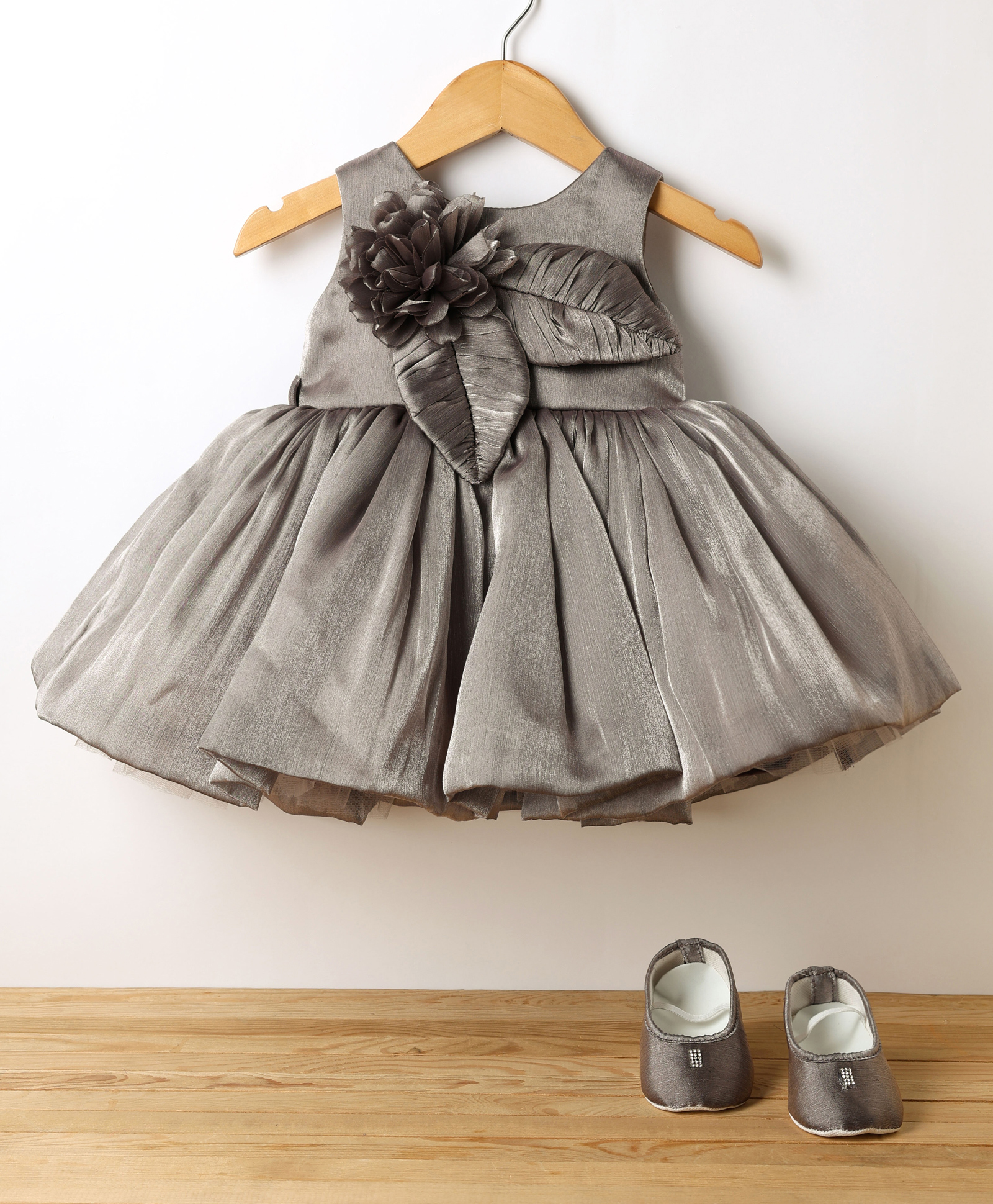 Blabber Sleeveless Floral Applique Detailed Knee Length Dress With Booties - Grey-image-2
